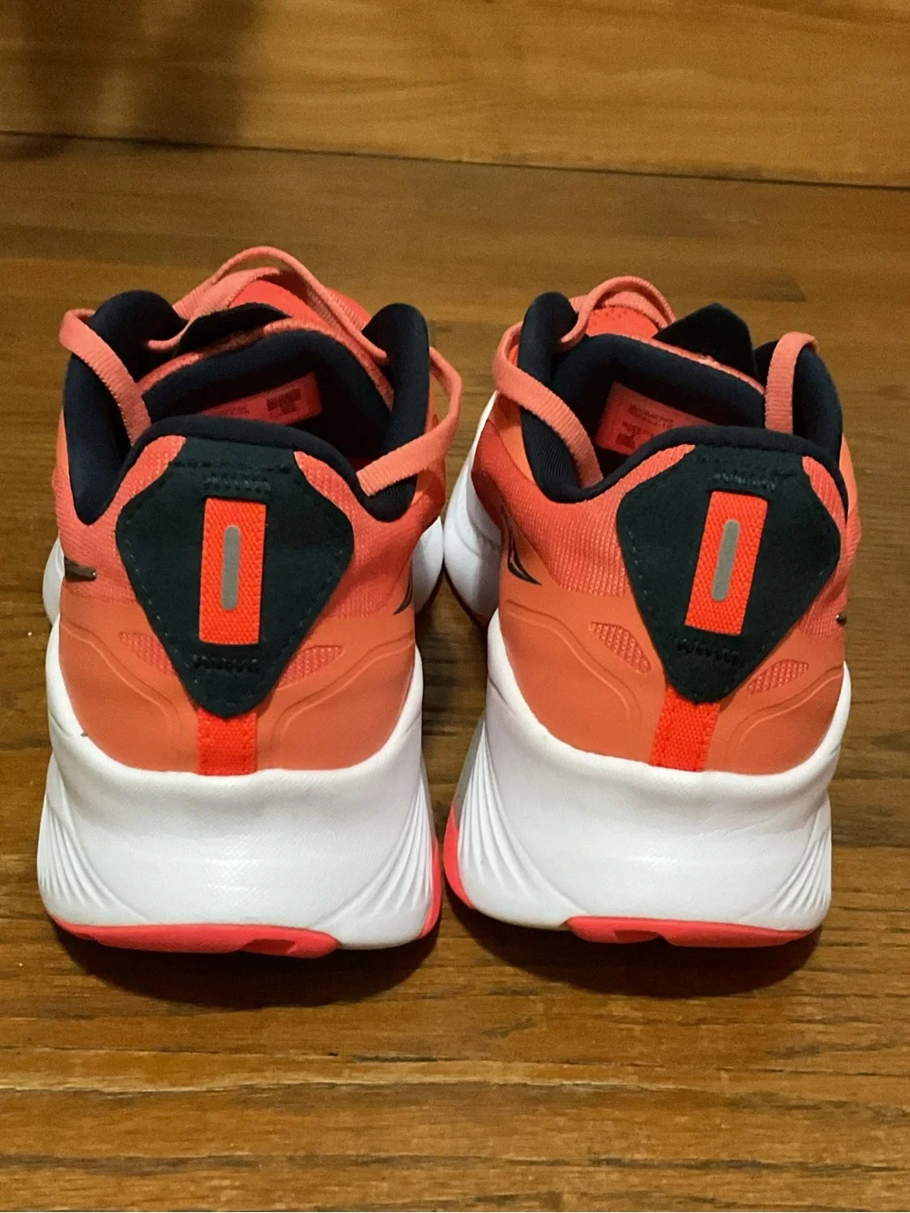 Saucony Guide 15 Orange. Running Sneakers. In New Condition. Women’s 9.